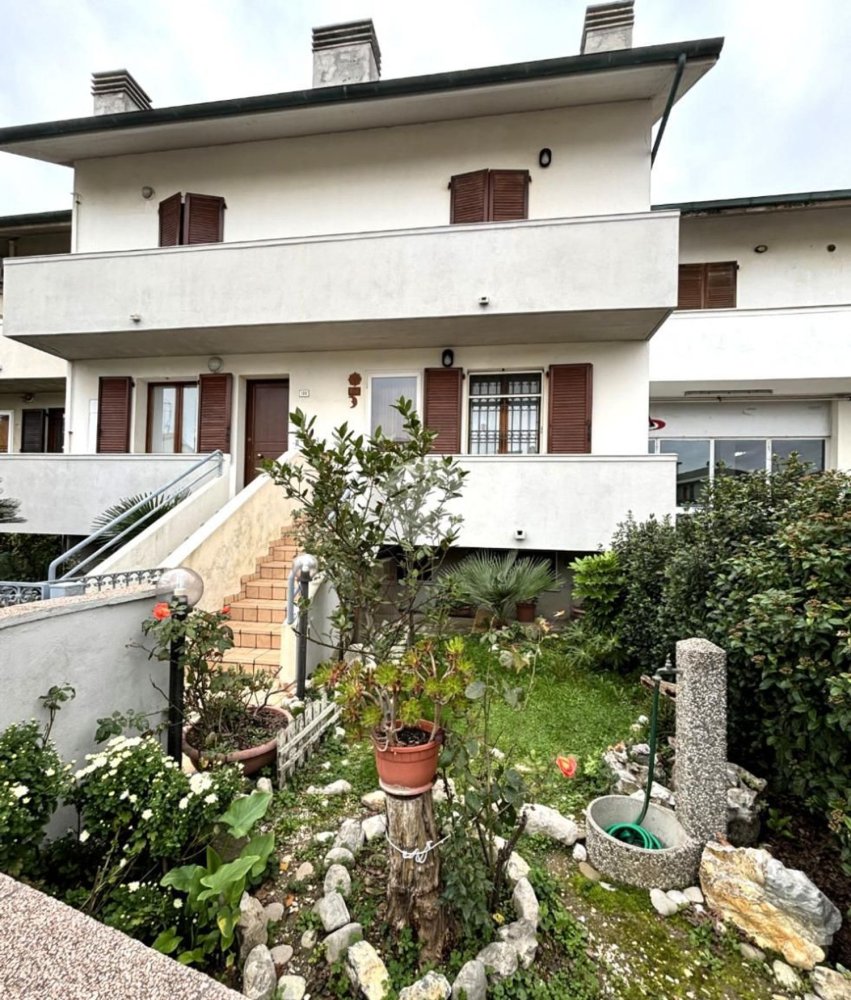 4-salle Maison à Fano, Italy No. 153263