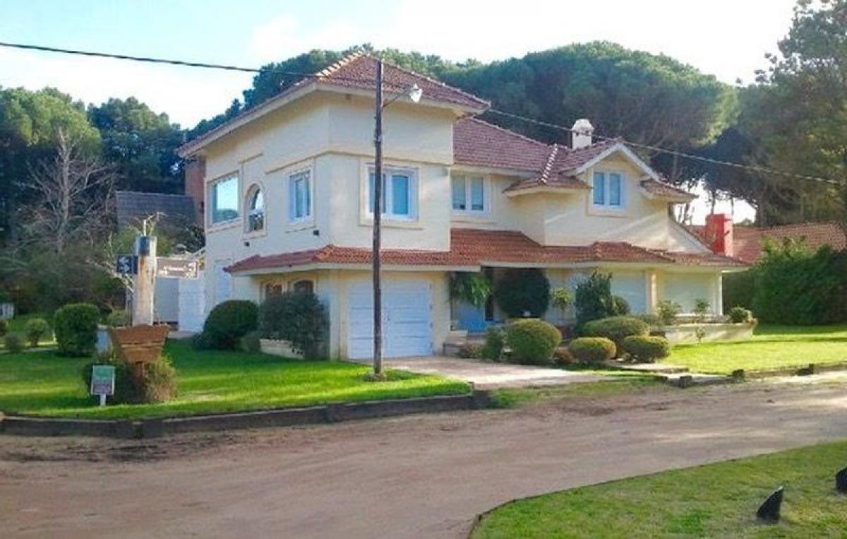 4 bedrooms House in Mar del Plata, Argentina No. 74015