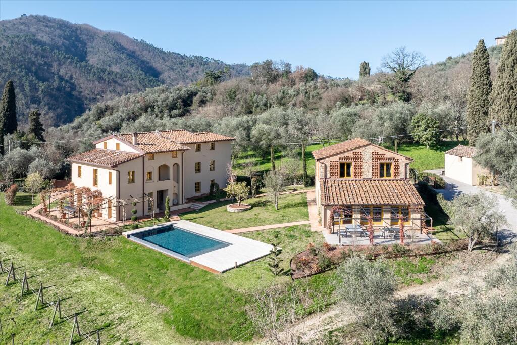 7 bedrooms Villa in Lucca, Italy No. 53126