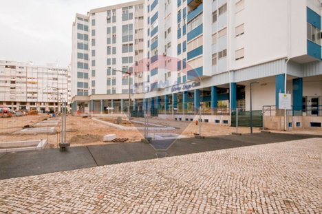 289m² Commercial property in Lisbon, Portugal No. 73888