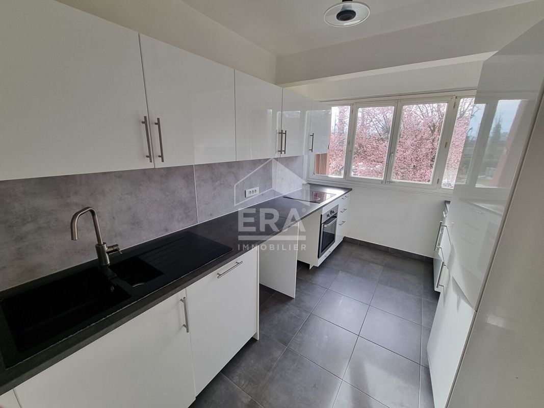 3 bedrooms Apartment in Neuilly-sur-Marne, France No. 118130