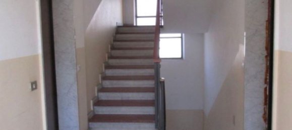 2-salle Appartement à Rozzano, Italy No. 16569 5