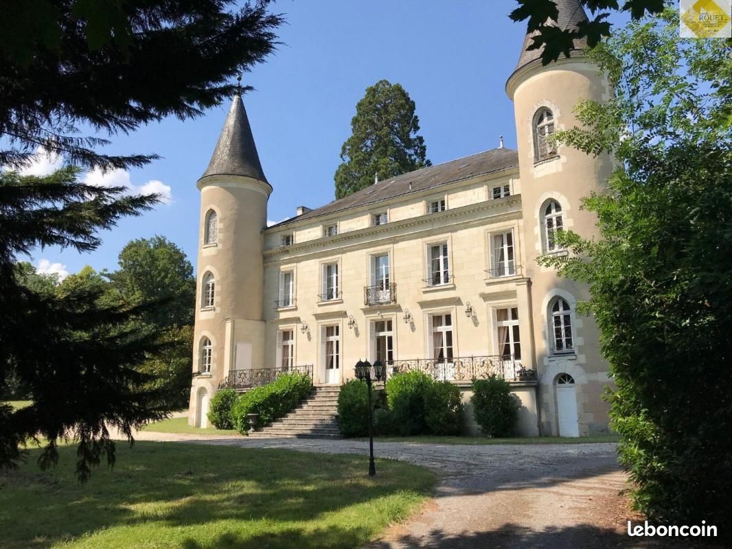 11 bedrooms Castles in Tournon-Saint-Pierre, France No. 67998
