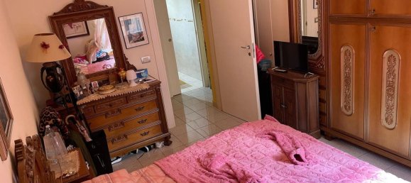 2-salle Appartement à Parma, Italy No. 227705 8