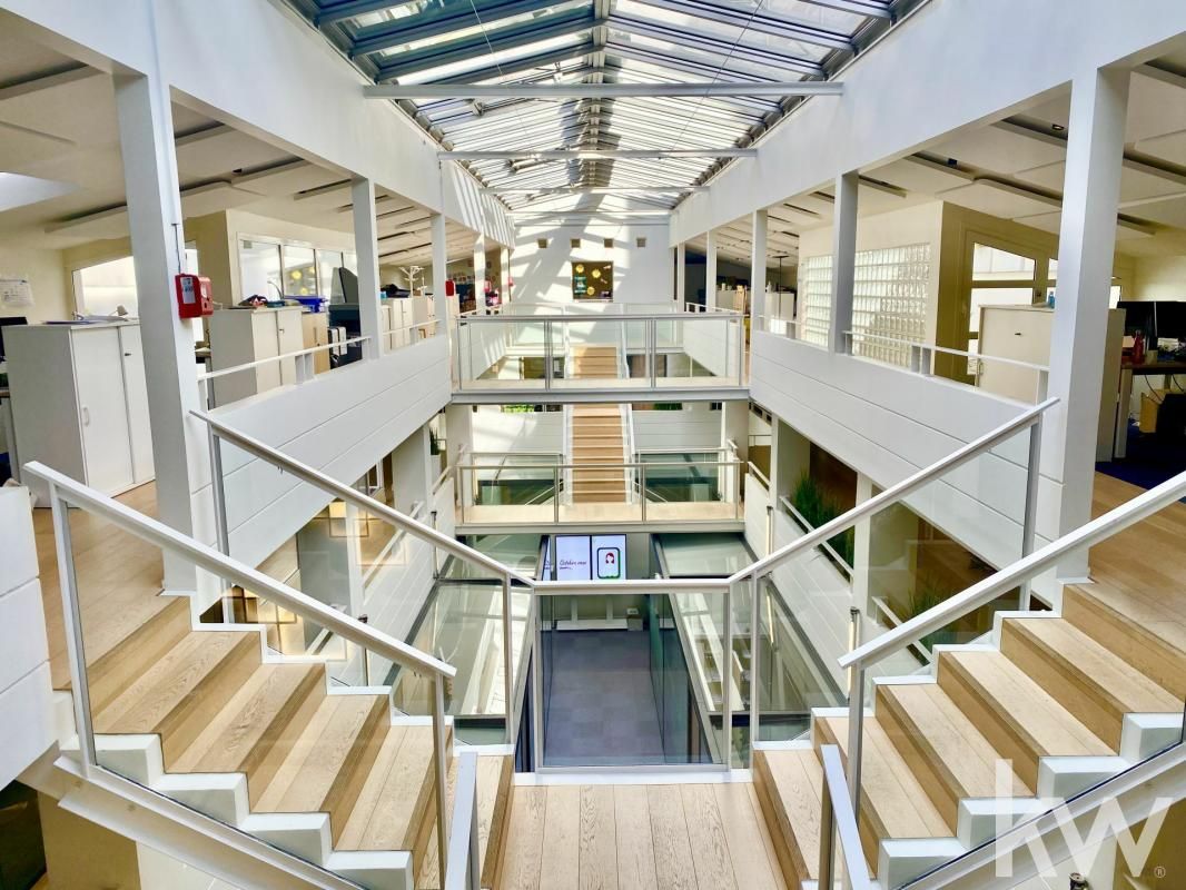 1211m² Office in Paris, France No. 183331