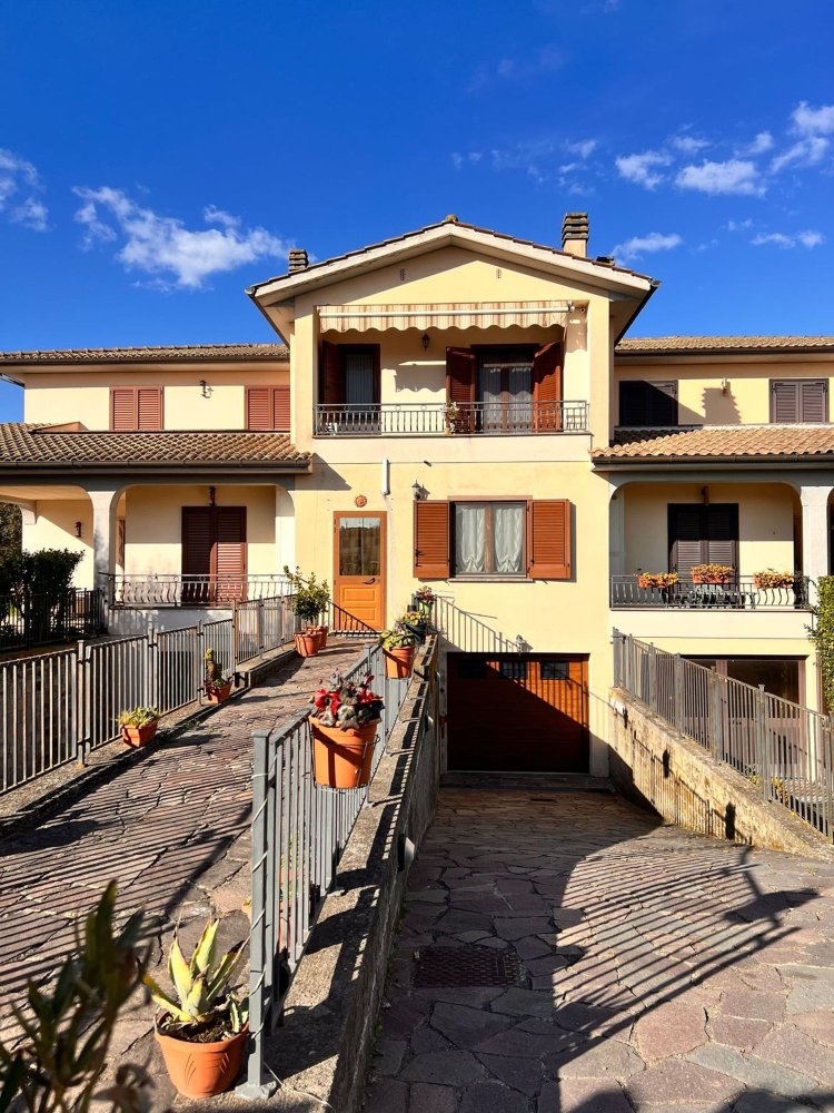 Casa de 3 habitaciónes en Capodimonte, Italy No. 260596