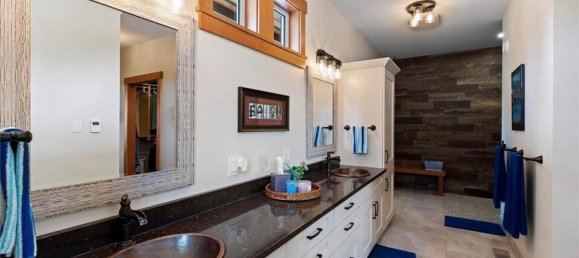 6 bedrooms House in British Columbia, Canada No. 1054 10