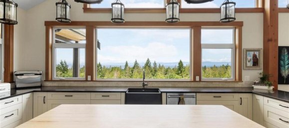 6 bedrooms House in British Columbia, Canada No. 1054 7