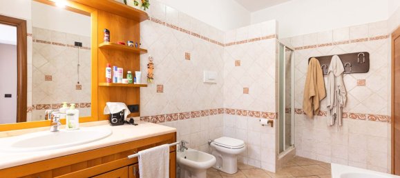 2 Schlafzimmer Haus in Carugo, Italy, Nr. 359710 14