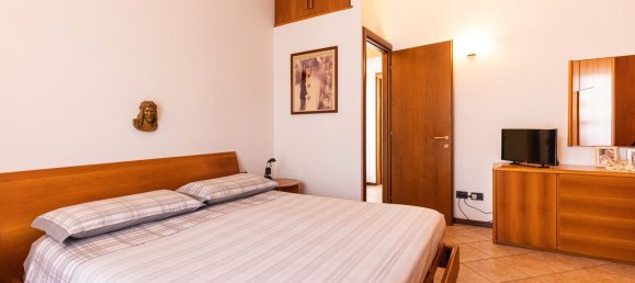 2 Schlafzimmer Haus in Carugo, Italy, Nr. 359710 24