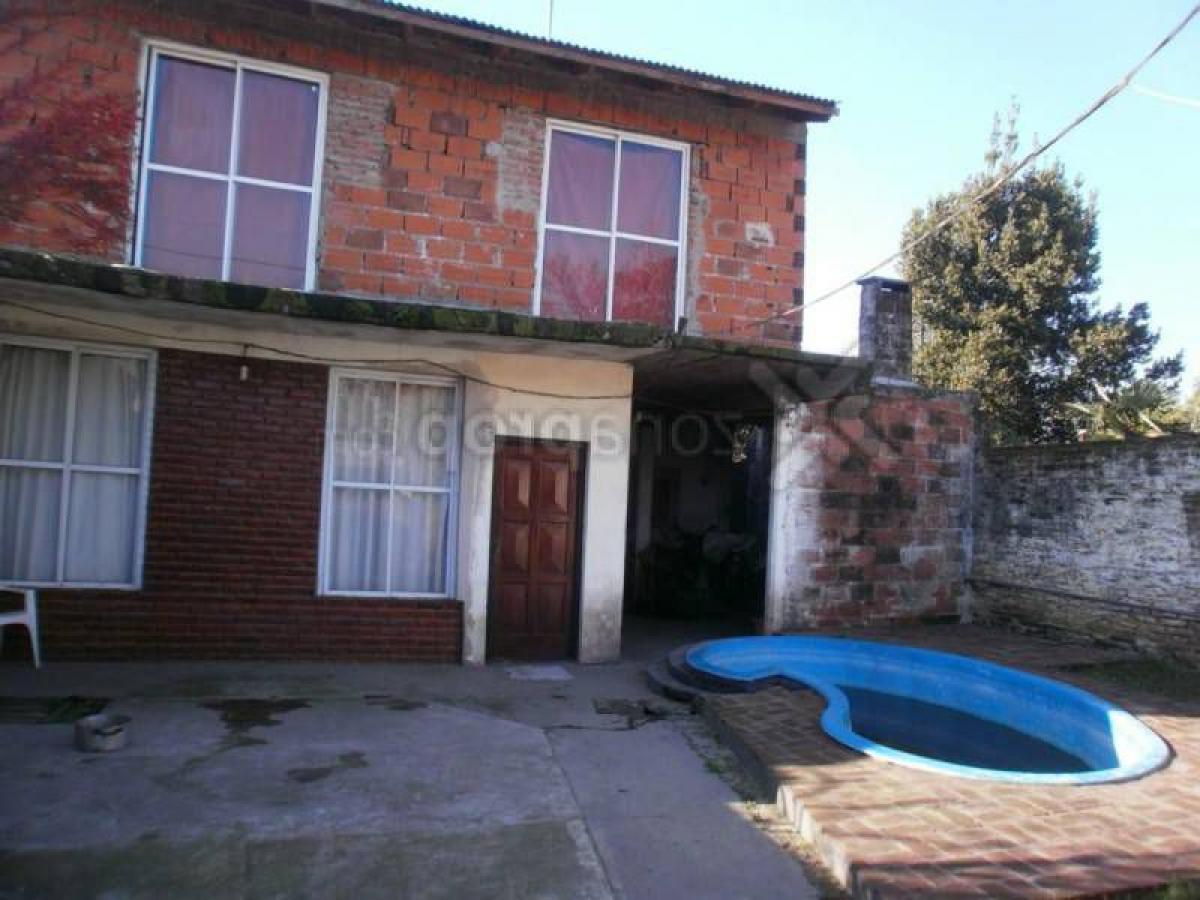 Casa de 2 dormitorios en Almirante Brown, Argentina No. 77288