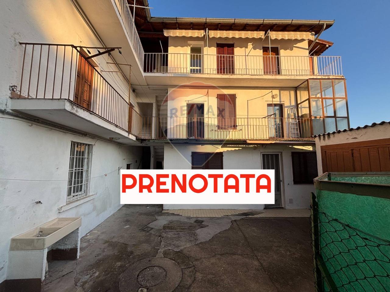 3 rooms Apartment in Saltrio, Italy No. 26380