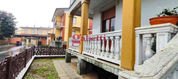 2 bedrooms Apartment in Piacenza, Italy No. 17329 2