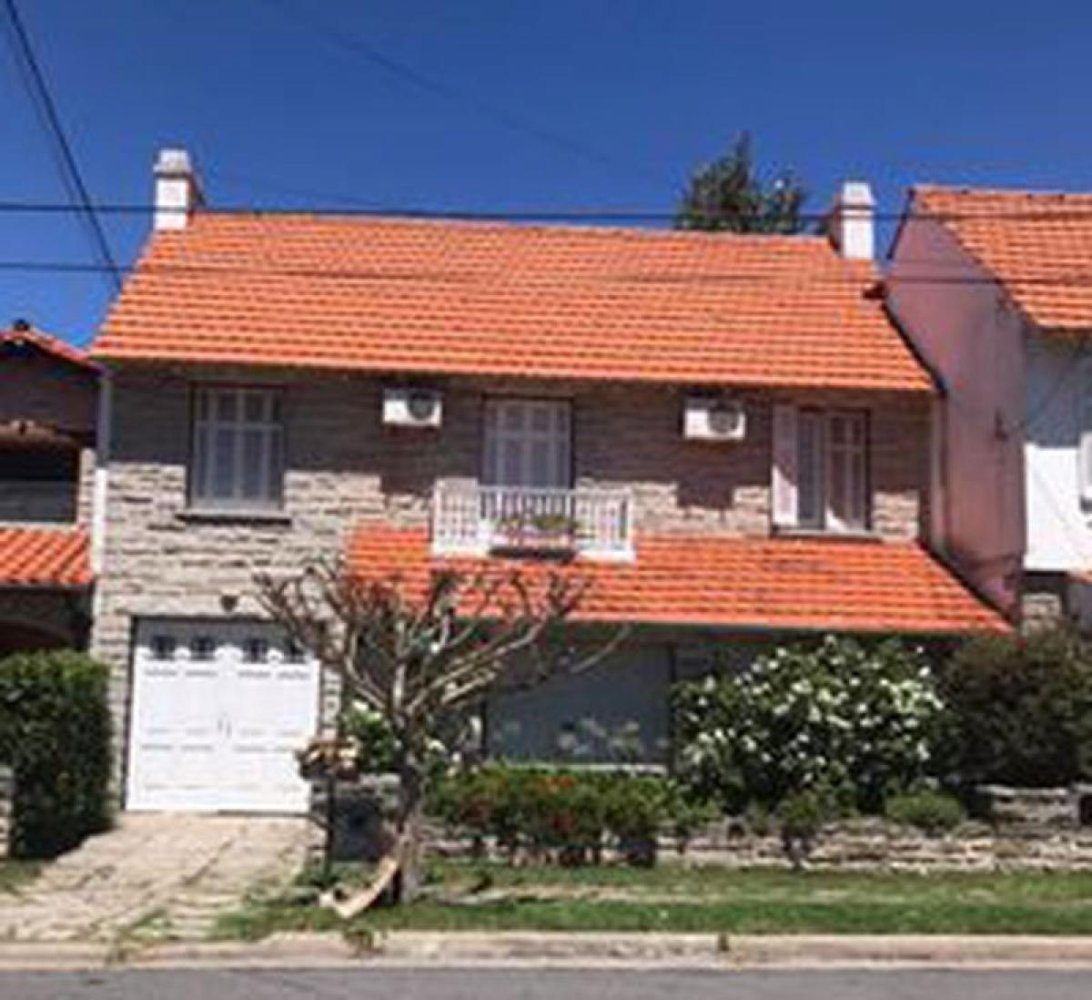 3 bedrooms House in Mar del Plata, Argentina No. 101342
