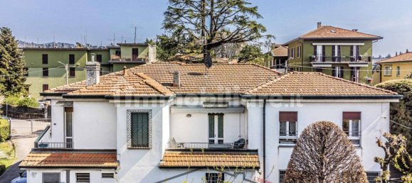 3 bedrooms Villa in Como, Italy No. 355081 2