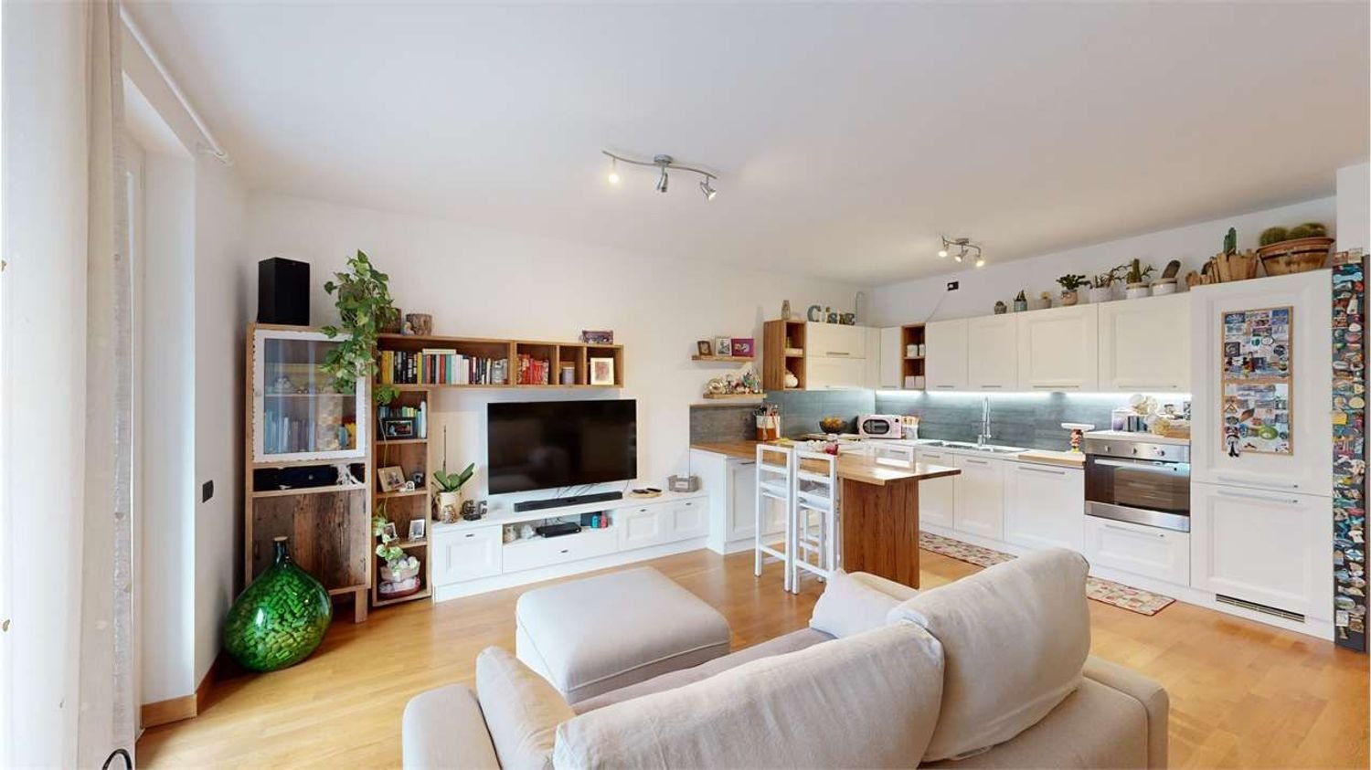 Apartamento de 2 dormitorios en Malnate, Italy No. 361311