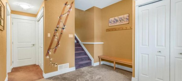 3 bedrooms House in British Columbia, Canada No. 1268 2