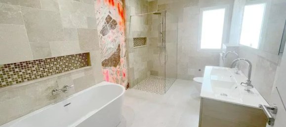 4 bedrooms House in Saint-Andre-les-Vergers, France No. 228373 10