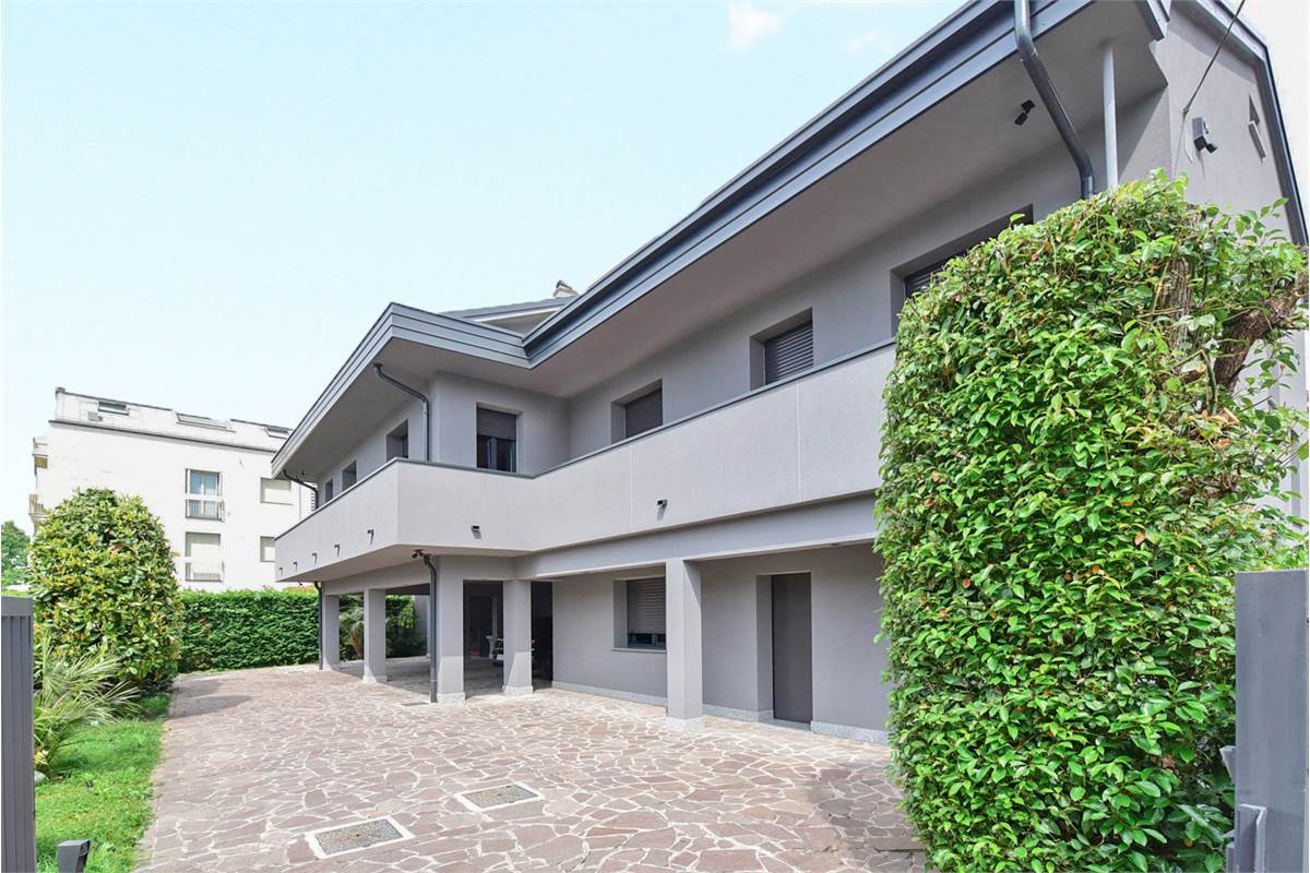 Villa de 4 dormitorios en Meda, Italy No. 345641