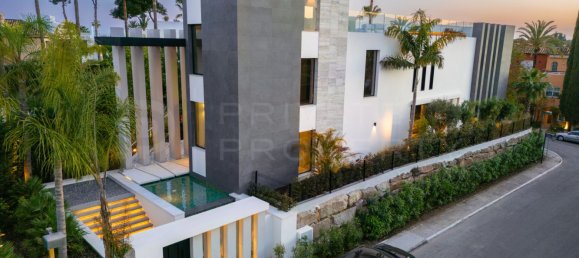 6 bedrooms Villa in Marbella, Spain No. 104298 15