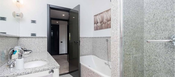 3 bedrooms Apartment in Milan, Italy No. 335243 22