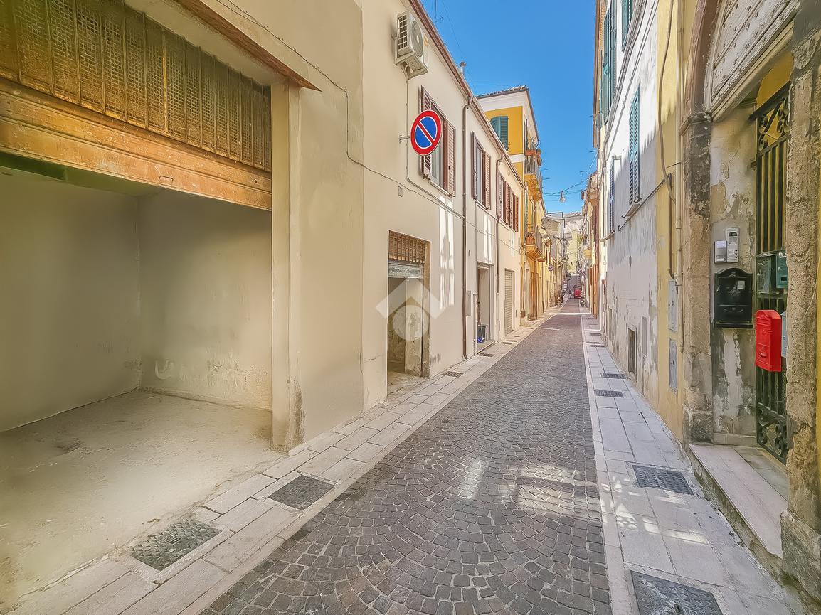 2-Zimmer Garage in Chieti, Italy, Nr. 13111