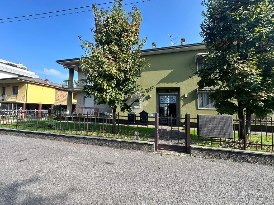 3 rooms Apartment in Pontoglio, Italy No. 6005