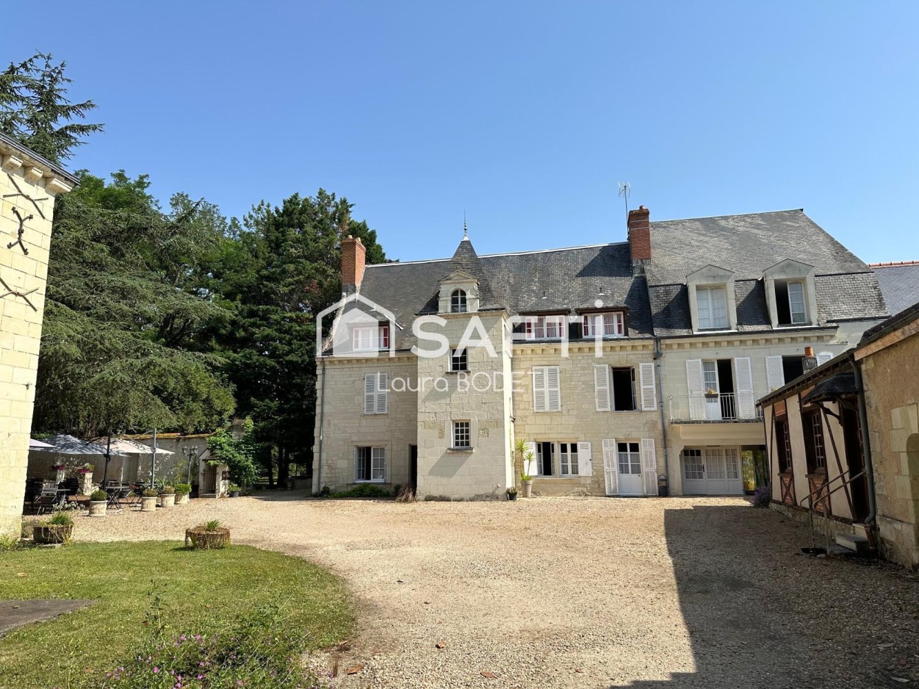 24 bedrooms Castles in Beaumont-en-Veron, France No. 249094