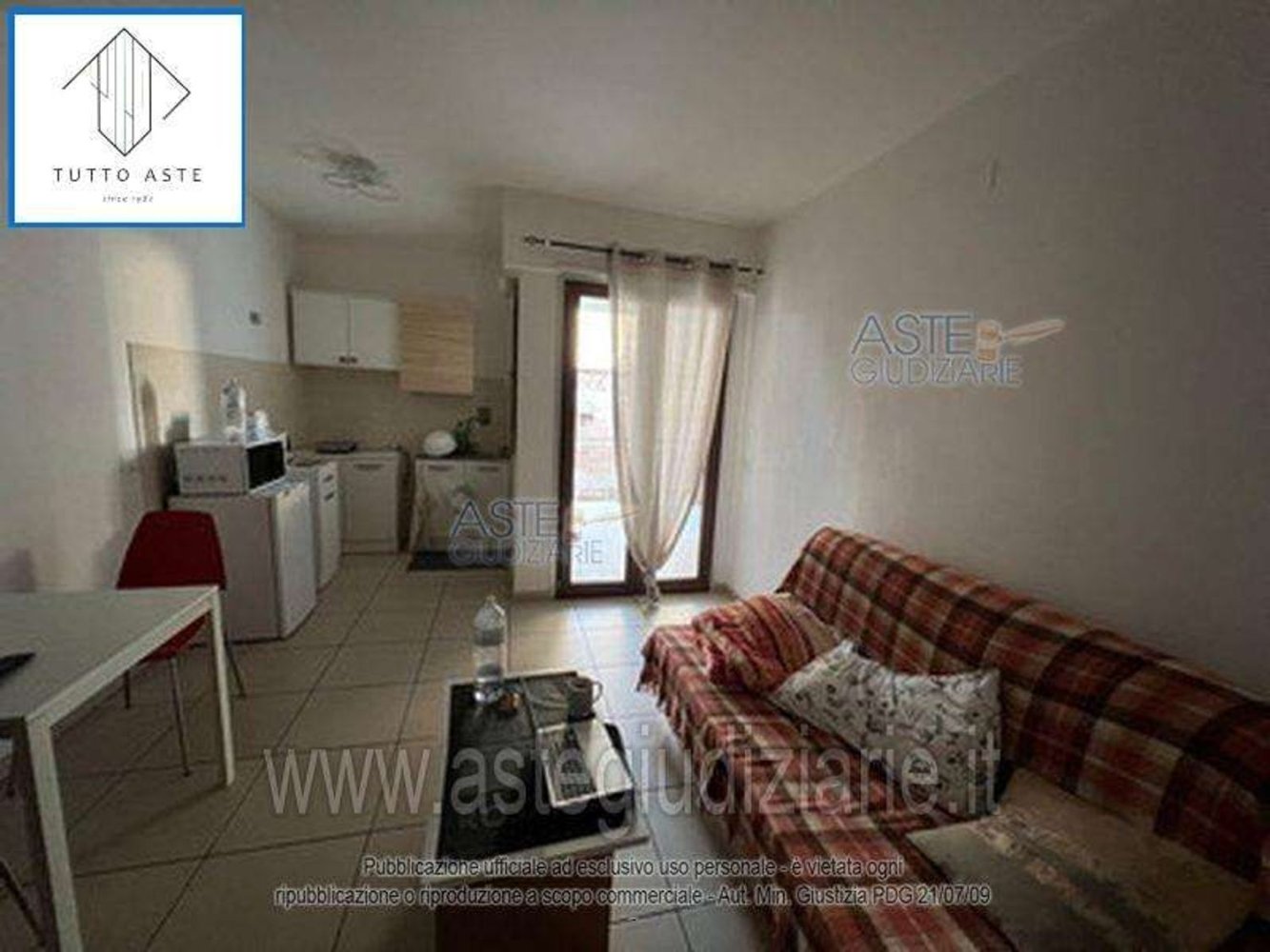 52m² Garage in Rome, Italy No. 28111