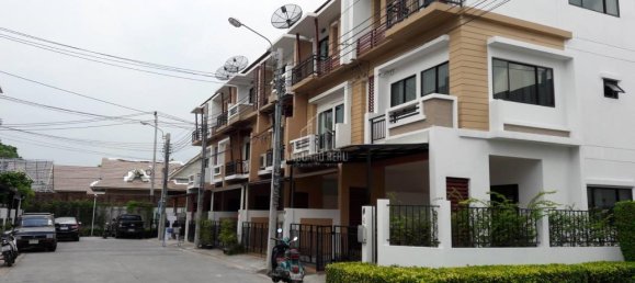 3 bedrooms Bungalow in Suan Luang, Thailand No. 8800 2