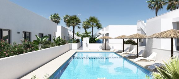 Villa de 3 dormitorios en La Pinada Nature Resort, Alicante, Spain No. 15988 2