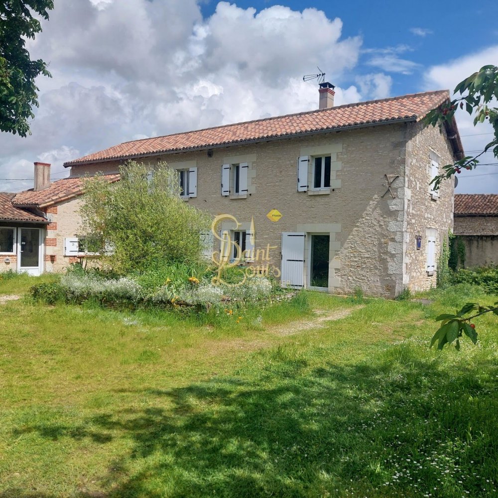 Casa de 4 dormitorios en Richelieu, France No. 251051