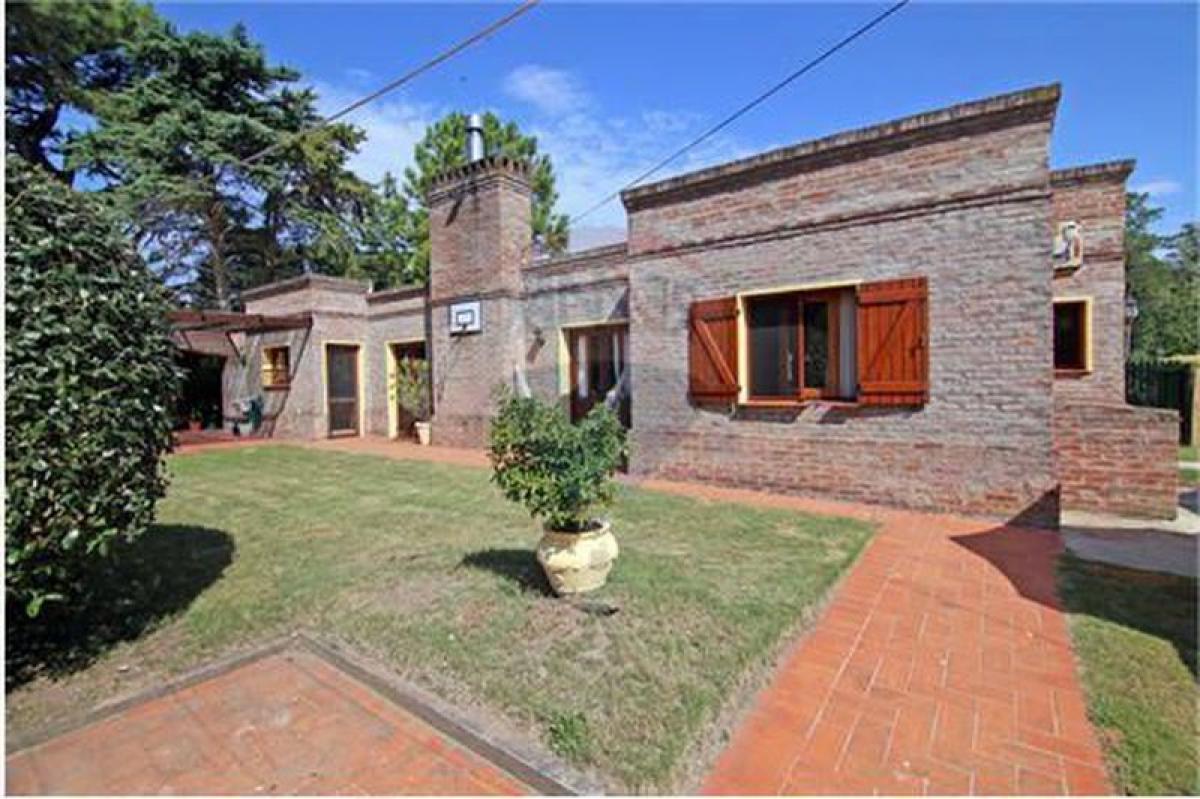 Casa de 3 dormitorios en Punta del Este, Uruguay No. 1723