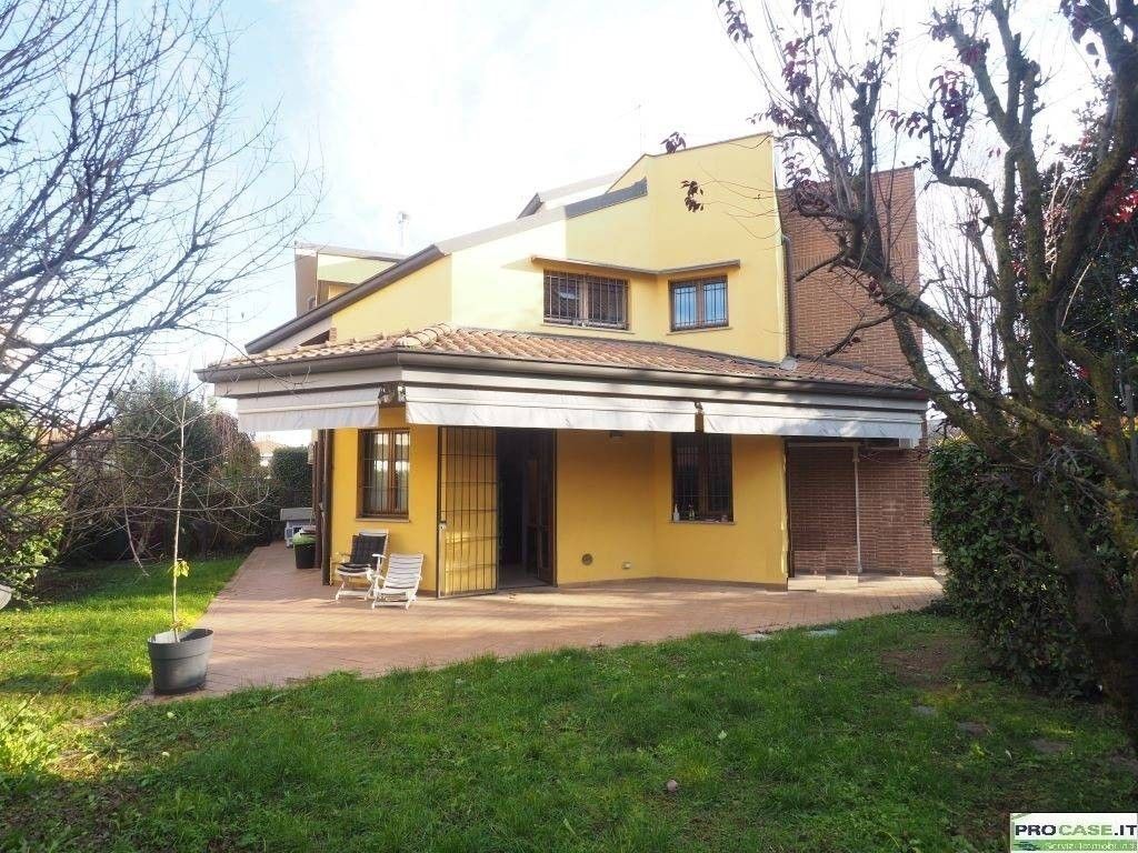 3 bedrooms Villa in Saronno, Italy No. 237020