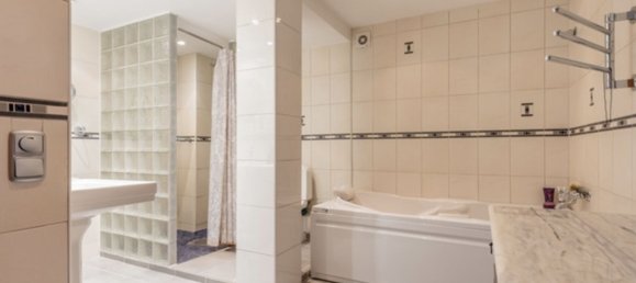 Apartamento de 4 dormitorios en Estepona, Spain No. 151671 23