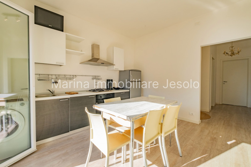 Apartamento de 3 habitaciónes en Jesolo, Italy No. 147777