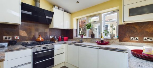 3 bedrooms House in Gillingham, United Kingdom No. 13829 9