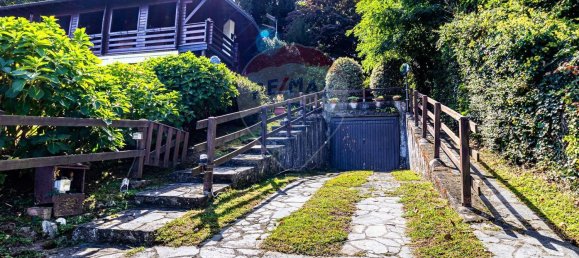 4 bedrooms House in Ranco, Italy No. 329688 3