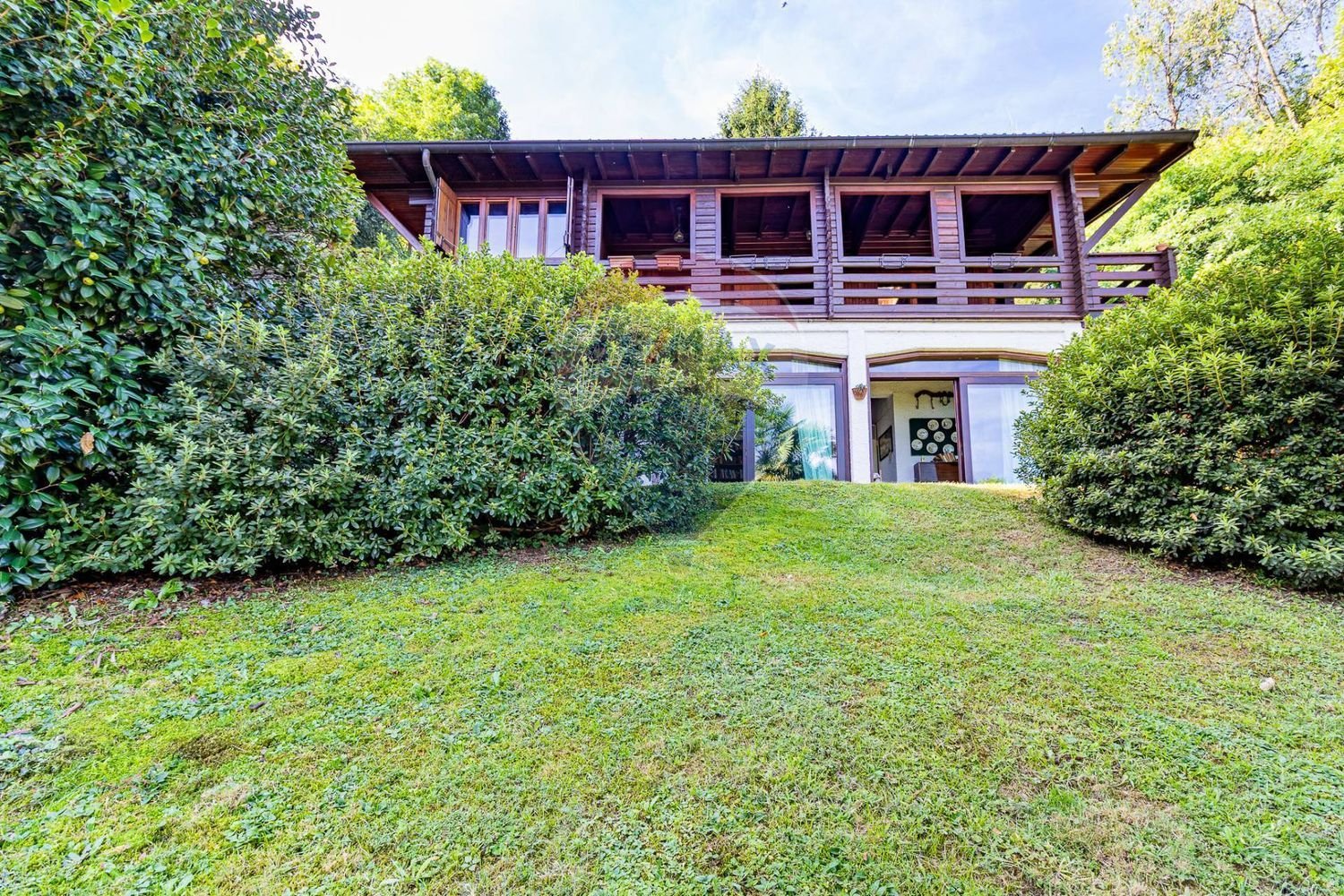 4 bedrooms House in Ranco, Italy No. 329688