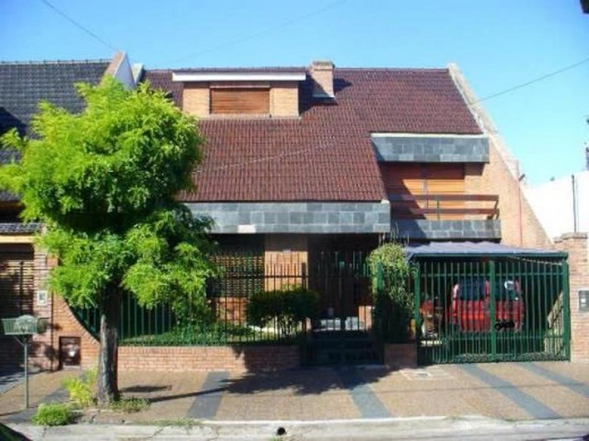 4 bedrooms House in Tres de Febrero, Argentina No. 10677