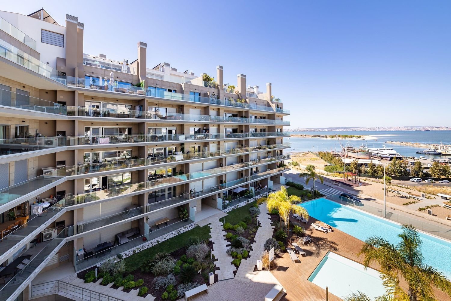 3 bedrooms Apartment in Seixal, Portugal No. 131012