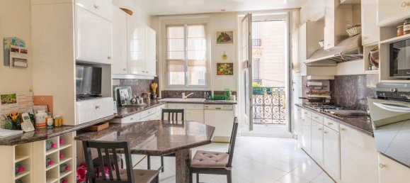 4 bedrooms Apartment in Paris, France No. 105872 3