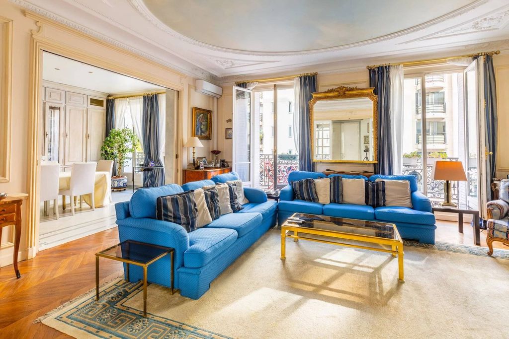 4 bedrooms Apartment in Paris, France No. 105872