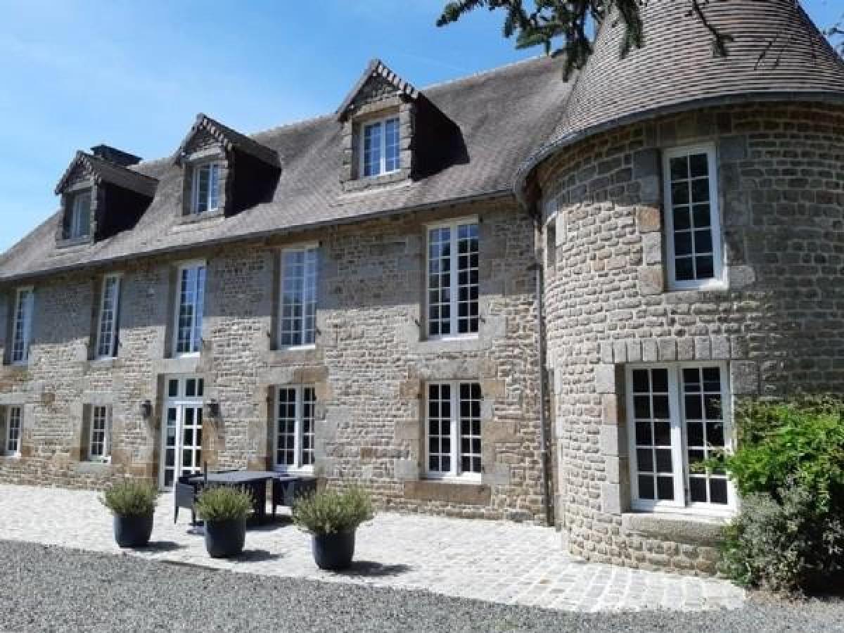 10 bedrooms House in Avranches, France No. 22402