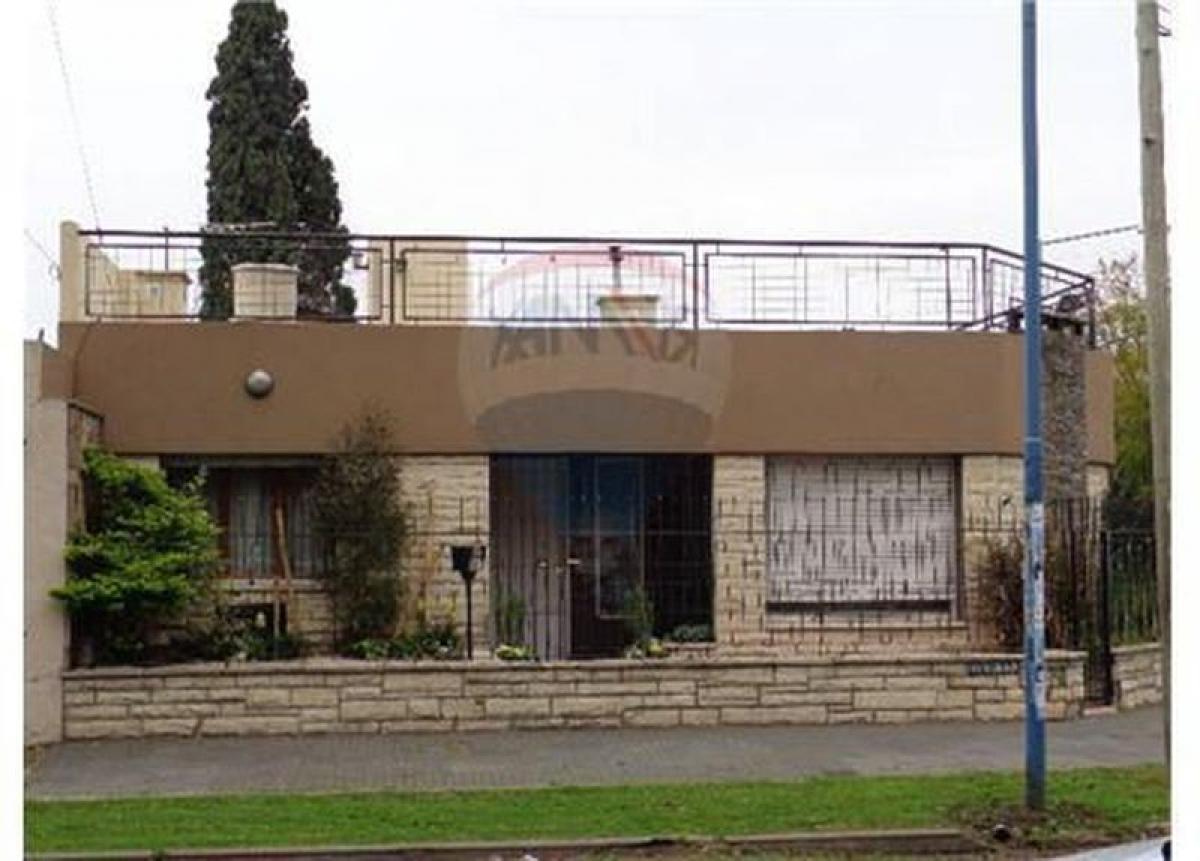 3 bedrooms House in Lanus, Argentina No. 3382