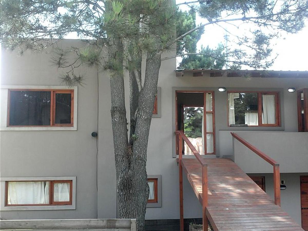 Casa de 4 dormitorios en Mar del Plata, Argentina No. 76539