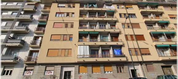 3 rooms Apartment in Turin, Italy No. 211025 2