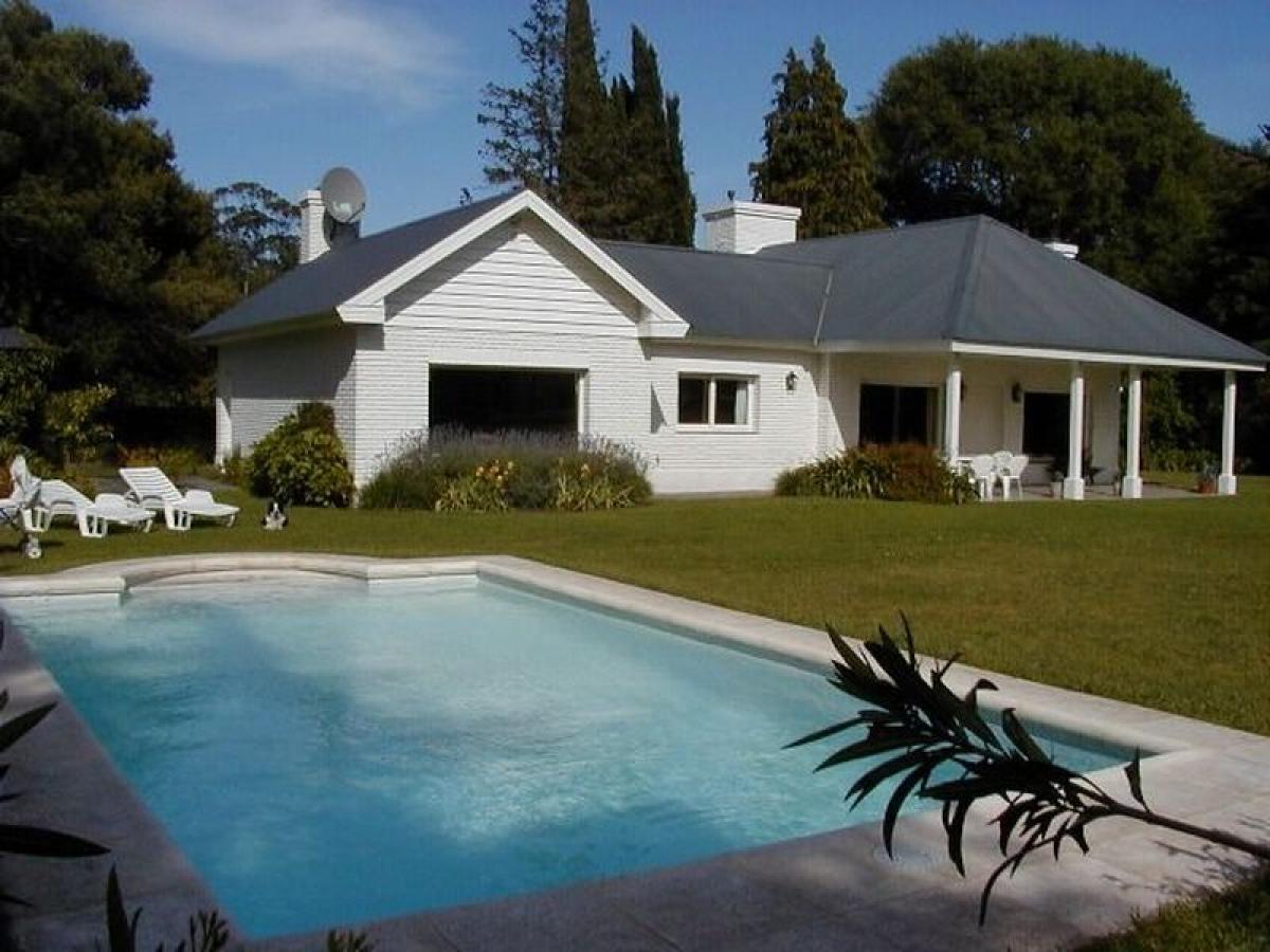 4 bedrooms House in Mar del Plata, Argentina No. 76246