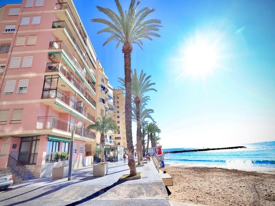 Apartamento de 3 dormitorios en Torrevieja, Spain No. 175765