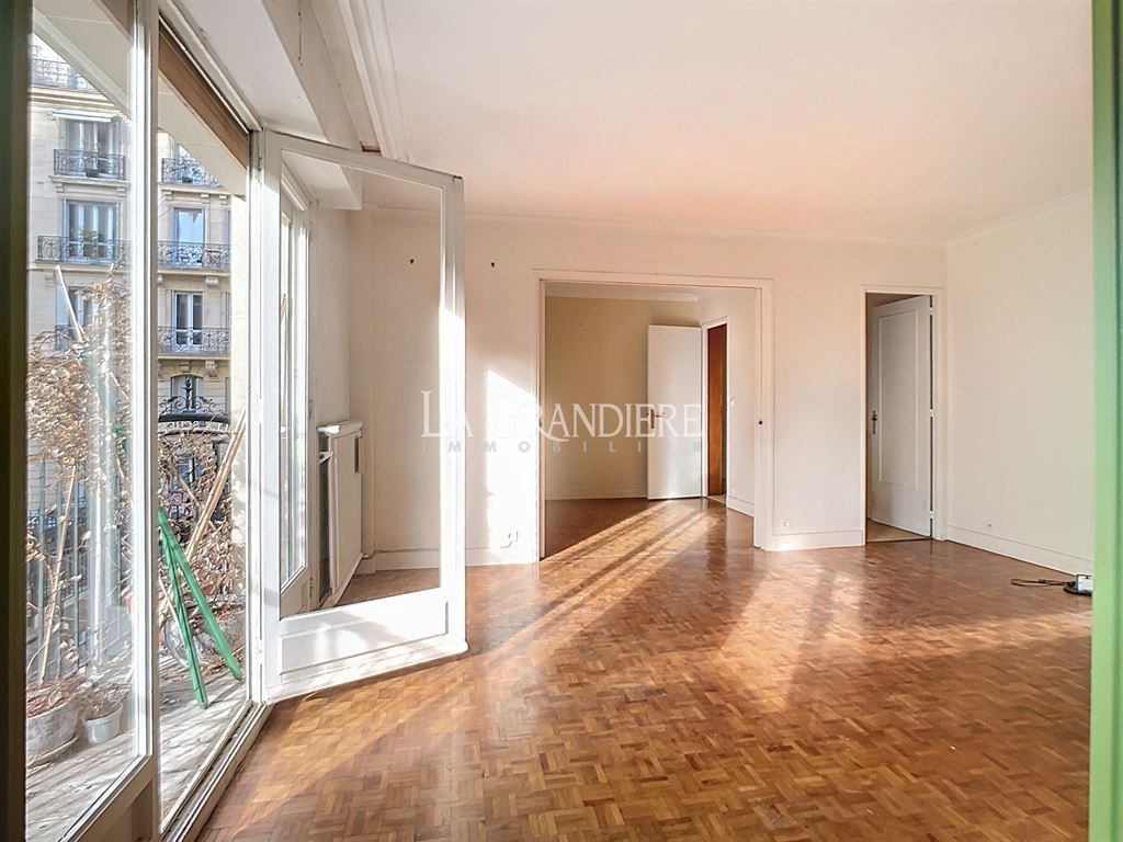 2 bedrooms Apartment in Paris, France No. 119123